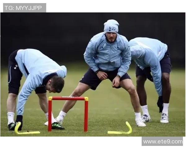 球星高强度个人训练揭秘提升足球竞技水平的方法与实战应用 球星高强度个人训练揭秘提升足球竞技水平的方法与实战应用