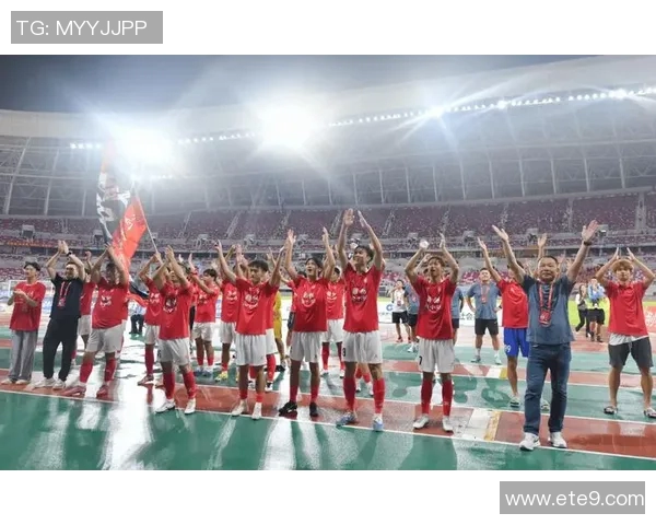 绿茵传奇再聚首足球巨星携手点燃激情时刻